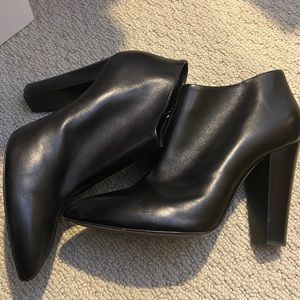 Giuseppe zanotti black leather bootie size 39.5